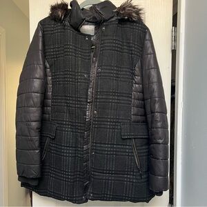 Kensie Plaid Black Puffer Jacket with Faux Fur front and Hood size large